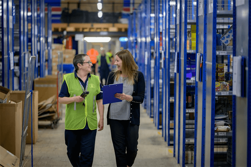 Warehouse worker using сканер штрых-кодаў